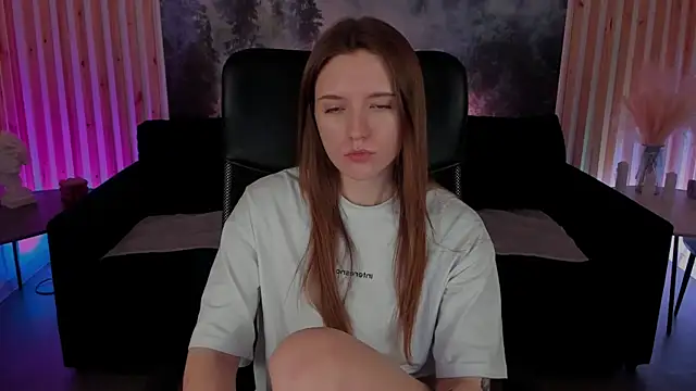 Snapshot of JennyDens chatting on 02.19.25 JennyDens online show from 02.19.25