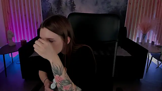 Snapshot of JennyDens chatting on 02.20.25 JennyDens online show from 02.20.25