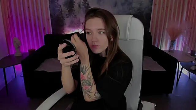 Snapshot of JennyDens chatting on 02.26.25 JennyDens online show from 02.26.25