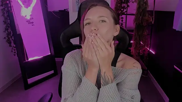 Snapshot of JennyDens chatting on 09.28.25 JennyDens online show from 09.28.25