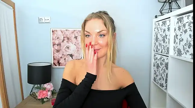 Snapshot of AulloraHoney chatting on 02.24.25 AulloraHoney online show from 02.24.25