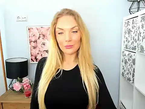 Snapshot of AulloraHoney chatting on 03.10.25 AulloraHoney online show from 03.10.25