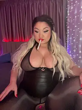 Larissa K online show from 11.21.25