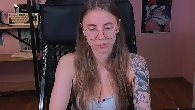 Snapshot of _AnnaStark_ chatting on 10.24.25 AnnaStark online show from 10.24.25