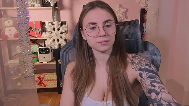 Snapshot of _AnnaStark_ chatting on 12.13.25 AnnaStark online show from 12.13.25