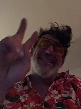 Snapshot of maxximere chatting on 04.19.26 maxximere online show from 04.19.26