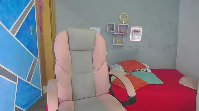 Snapshot of SexyLeilaa chatting on 12.27.24 SexyLeilaa online show from 12.27.24