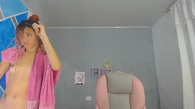 Snapshot of SexyLeilaa chatting on 12.28.24 SexyLeilaa online show from 12.28.24