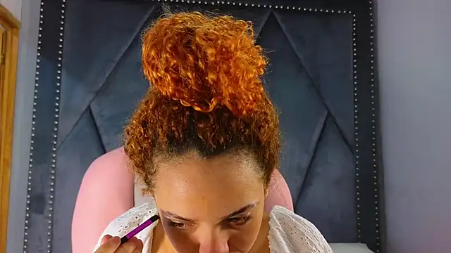 Snapshot of SexyLeilaa chatting on 03.19.25 SexyLeilaa online show from 03.19.25