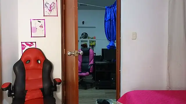 Snapshot of SexyLeilaa chatting on 09.18.25 SexyLeilaa online show from 09.18.25