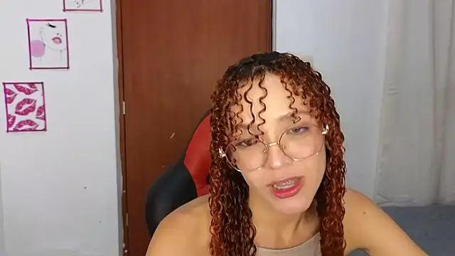 Snapshot of SexyLeilaa chatting on 10.29.25 SexyLeilaa online show from 10.29.25