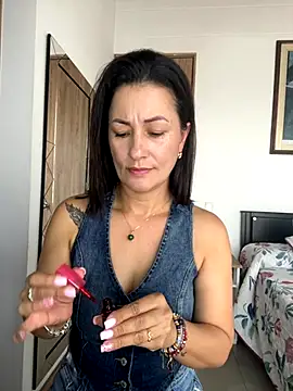 Snapshot of Verito_hot chatting on 10.31.25 Verito hot online show from 10.31.25