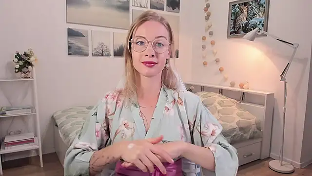 Snapshot of MissRightX chatting on 09.17.25 MissRightX online show from 09.17.25