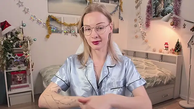 Snapshot of MissRightX chatting on 12.21.25 MissRightX online show from 12.21.25