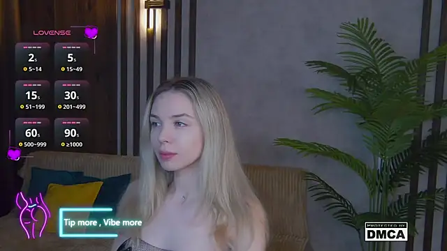 Snapshot of Holl1Would chatting on 02.01.25 Holl1Would online show from 02.01.25