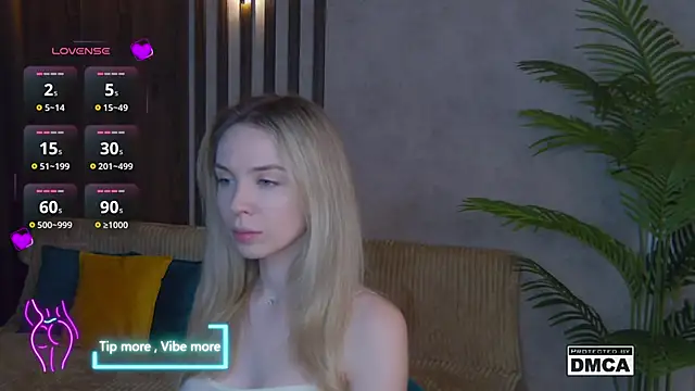 Snapshot of Holl1Would chatting on 02.01.25 Holl1Would online show from 02.01.25