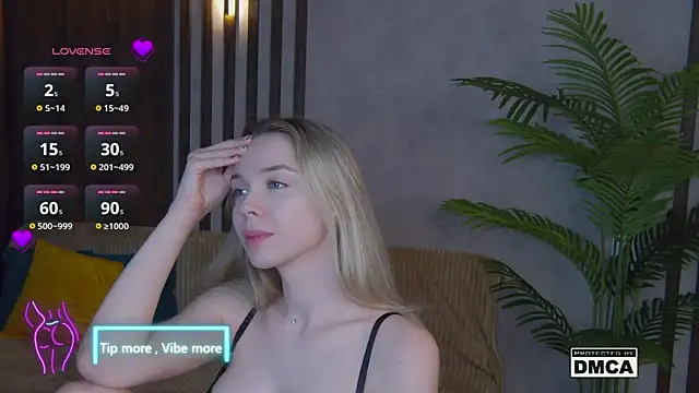 Snapshot of Holl1Would chatting on 02.05.25 Holl1Would online show from 02.05.25