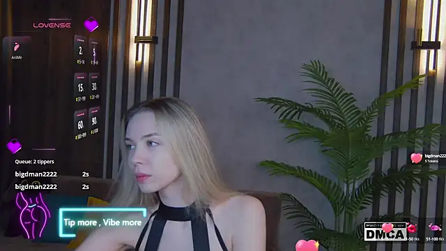 Snapshot of Holl1Would chatting on 02.13.25 Holl1Would online show from 02.13.25