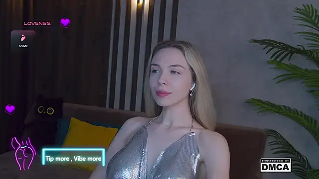 Snapshot of Holl1Would chatting on 02.14.25 Holl1Would online show from 02.14.25