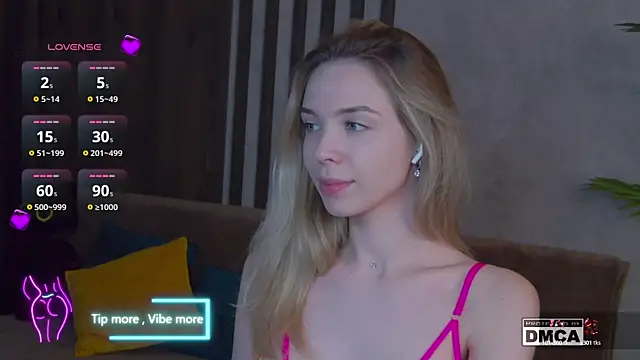 Snapshot of Holl1Would chatting on 02.23.25 Holl1Would online show from 02.23.25