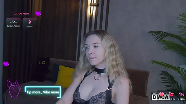 Snapshot of Holl1Would chatting on 03.01.25 Holl1Would online show from 03.01.25