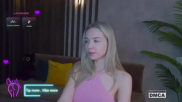 Snapshot of Holl1Would chatting on 03.04.25 Holl1Would online show from 03.04.25