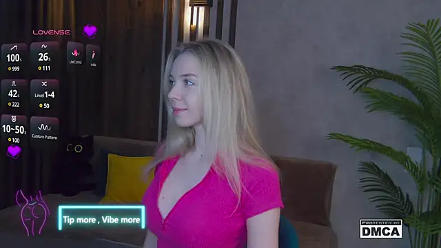 Snapshot of Holl1Would chatting on 03.06.25 Holl1Would online show from 03.06.25