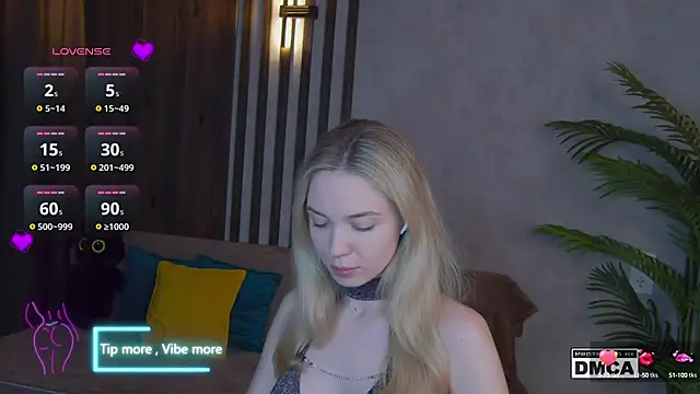 Snapshot of Holl1Would chatting on 03.19.25 Holl1Would online show from 03.19.25