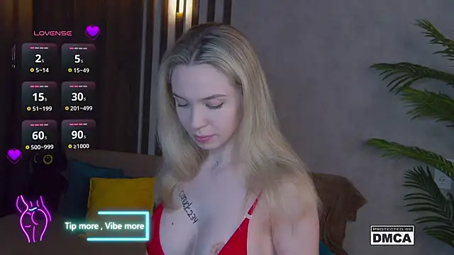 Snapshot of Holl1Would chatting on 03.21.25 Holl1Would online show from 03.21.25