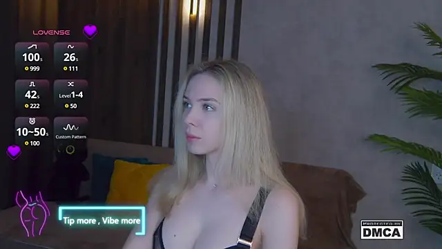 Snapshot of Holl1Would chatting on 03.22.25 Holl1Would online show from 03.22.25