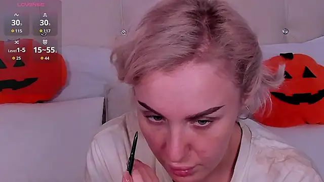 Snapshot of LianaFord chatting on 10.27.25 LianaFord online show from 10.27.25