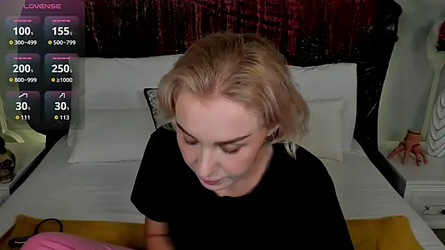 Snapshot of LianaFord chatting on 10.29.25 LianaFord online show from 10.29.25