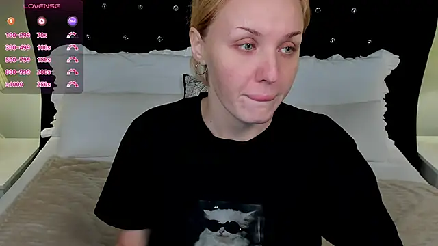 Snapshot of LianaFord chatting on 11.27.25 LianaFord online show from 11.27.25