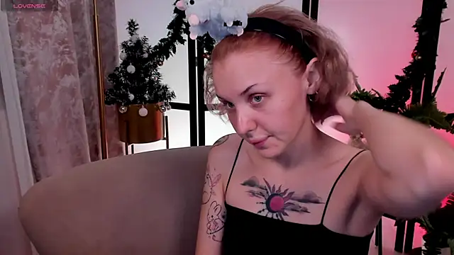 Snapshot of LianaFord chatting on 12.13.25 LianaFord online show from 12.13.25