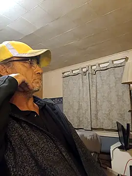 Snapshot of OralDesires2 chatting on 10.22.25 OralDesires2 online show from 10.22.25