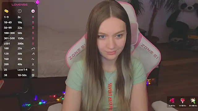 Snapshot of CyrilaPuff chatting on 12.12.24 CyrilaPuff online show from 12.12.24