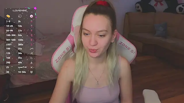 Snapshot of CyrilaPuff chatting on 01.11.25 CyrilaPuff online show from 01.11.25