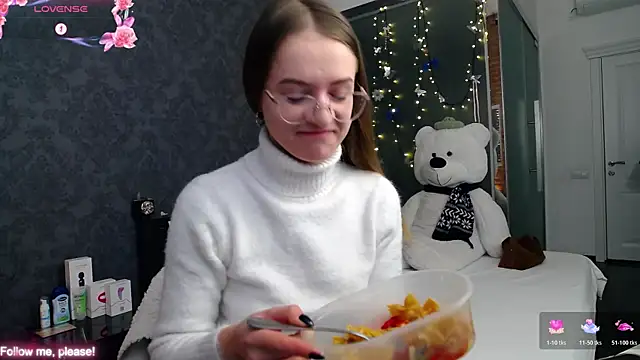 Snapshot of KateJonson chatting on 11.21.25 KateJonson online show from 11.21.25