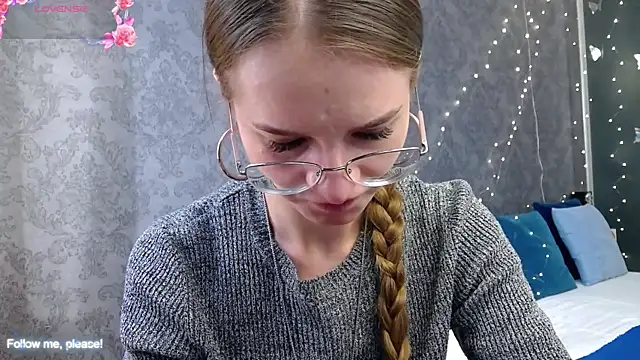 Snapshot of KateJonson chatting on 12.15.25 KateJonson online show from 12.15.25