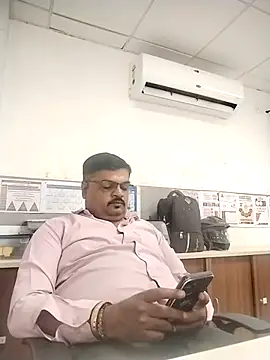 Snapshot of Desi_Londa_143 chatting on 10.16.25 Desi Londa 143 online show from 10.16.25