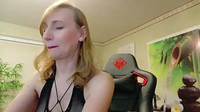 Snapshot of HotLana69 chatting on 02.10.25 HotLana69 online show from 02.10.25