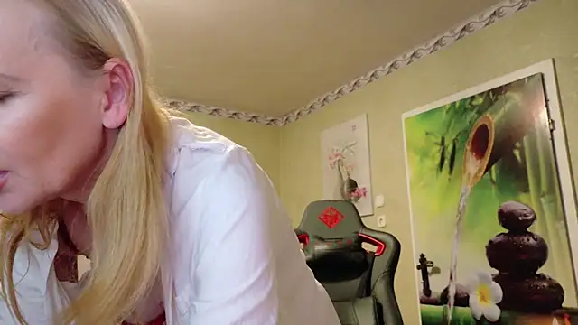 Snapshot of HotLana69 chatting on 10.16.25 HotLana69 online show from 10.16.25