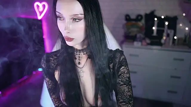 Snapshot of _Uindi_ chatting on 12.20.24  Uindi  online show from 12.20.24