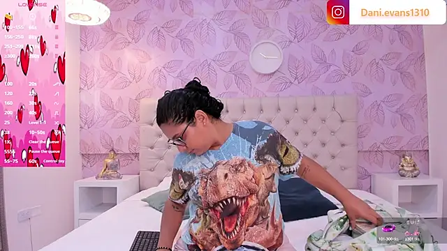 DanielleEvans  online show from 02.12.25