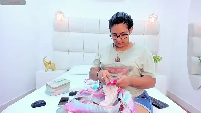 DanielleEvans  online show from 02.26.25