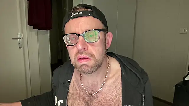 Snapshot of FABIOGLASSES chatting on 01.05.25 FABIOGLASSES online show from 01.05.25