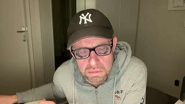 Snapshot of FABIOGLASSES chatting on 09.26.25 FABIOGLASSES online show from 09.26.25