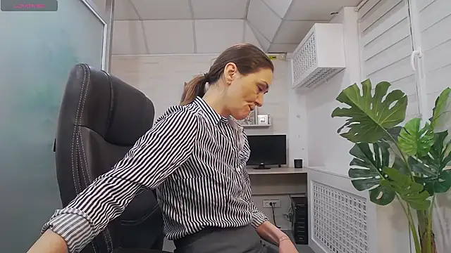 EllaMilf  online show from 03.03.25