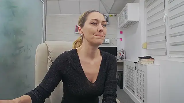 EllaMilf  online show from 11.18.25