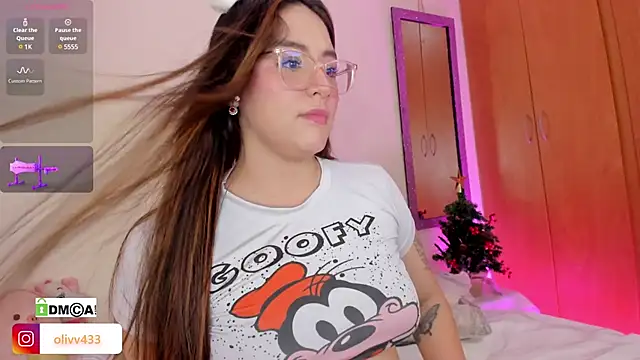 Snapshot of olivia__s chatting on 12.20.24 olivia s online show from 12.20.24